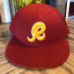 MITCHELL & NESS WASHINGTON REDSKINS FITTED HAT.